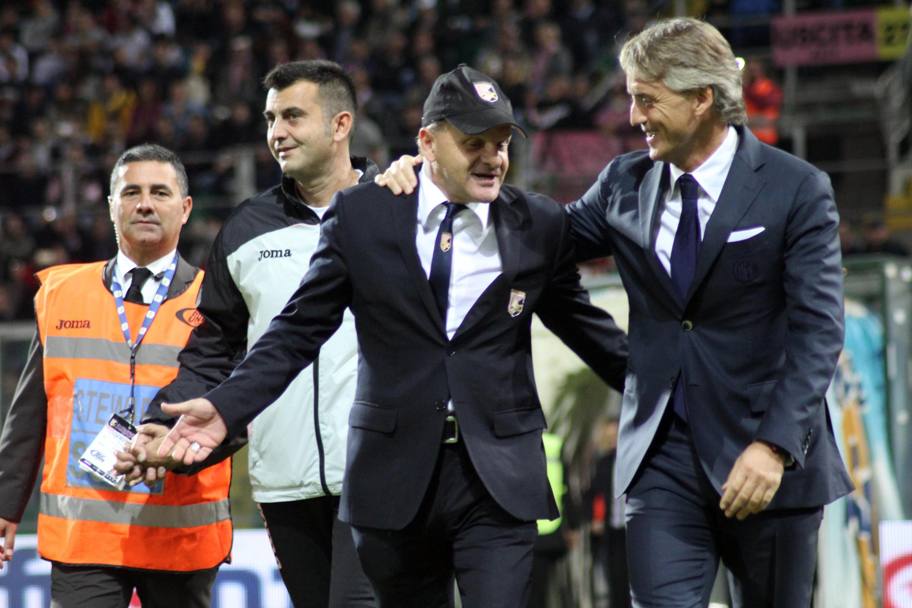 Palermo-Inter comincia col sorriso: Beppe Iachini a colloquio con Roberto Mancini prima del via. Ansa